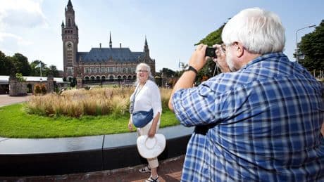Maak van het Vredespaleis dan ook maar een resort