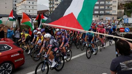 Las protestas propalestinas acortan la etapa y ponen en jaque el final de la Vuelta