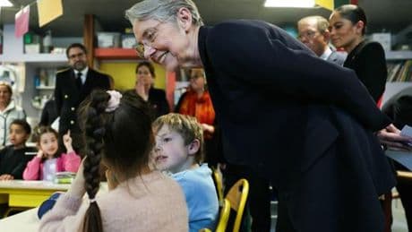 Elisabeth Borne veut augmenter le nombre de filles dans les études scientifiques, dont la proportion stagne depuis 20 ans
