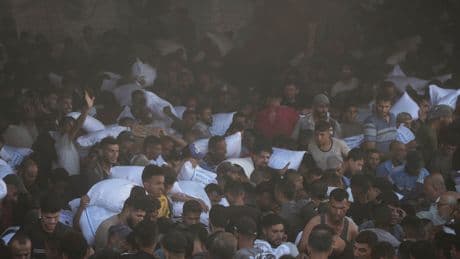 AP PHOTOS: Chaos as hungry Palestinians overrun a Gaza aid site