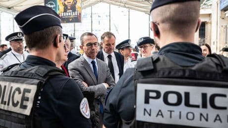 « Un pas de plus sur le chemin de la banalisation des contrôles aux faciès » : plusieurs syndicats du monde de la justice dénoncent la chasse aux migrants de Retailleau