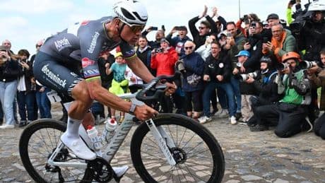 Van der Poel gana la París-Roubaix por tercera vez ante Pogacar por culpa de una moto