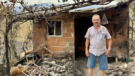 Ángel, el cabrero extremeño que perdió todo por el fuego menos a sus animales: "Quise salvar mi casa, pero me obligaron a irme"