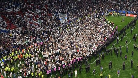 Champions-League-Endspiel: Platzsturm der Pariser Fans: Rasen und Tor beschädigt