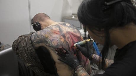 El pinchazo de la burbuja del ‘tattoo’ arroja a tatuadores a la precariedad
