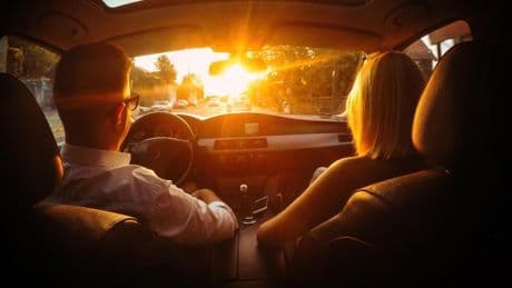 Confirmado por la DGT: el accesorio que llevas en el coche para protegerte del sol y el calor en verano te puede costar una multa de hasta 200 euros, si no lo quitas bien