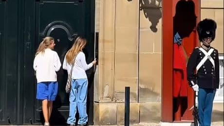 Pillan a la princesa de Dinamarca, de 14 años, llamando a un timbre para entrar a palacio