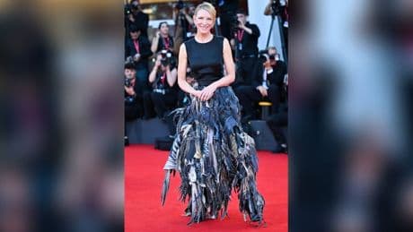 Cate Blanchett: In Venedig fällt sie im Federnkleid auf