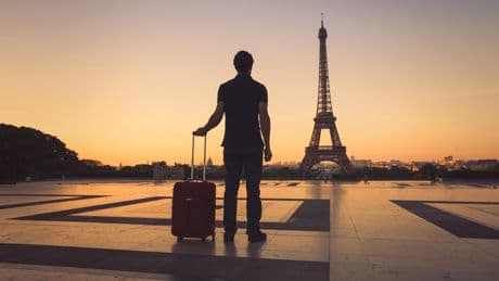 100 milliards d’euros en 2030 : le plan de François Bayrou pour inciter les touristes étrangers à dépenser plus en France