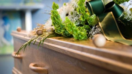 Déclarée morte, une femme de 88 ans se réveille dans son cercueil