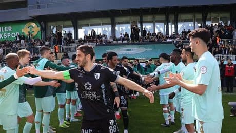 Esenler Erokspor, Süper Lig’e yükselen Kocaelispor’u alkış ve çiçekle karşıladı