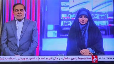 Sahar Emami, la giornalista della tv di Stato in diretta durante l'attacco torna in onda pochi minuti dopo: «La voce della realtà non verrà spenta»