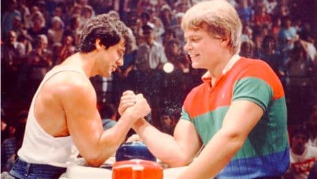 John Brzenk, il più forte "braccio di ferro" di sempre che fa il meccanico