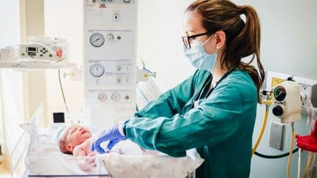 España está batiendo récords en la fuga de talento en enfermería: la sanidad pública necesita reclutar a 100.000 enfermeras