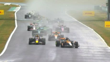 GP Silverstone, diretta: gran botto di Hadjar, rientra la safety-car. Piastri leader su Verstappen e Norris
