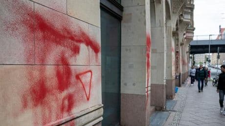 „Wenn Gaza brennt, brennt Berlin“ – Unbekannte beschmieren Gebäude der Humboldt-Uni