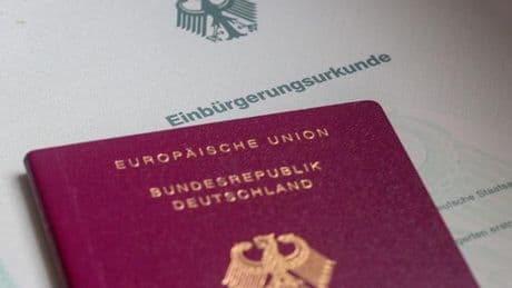 Gesellschaft: Zahl der Einbürgerungen erreicht Höchststand