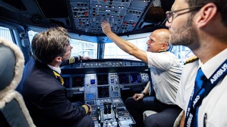 Hogere pensioenleeftijd moet vraag naar honderdduizenden piloten in komende decennia verlichten: vakbonden zijn tegen