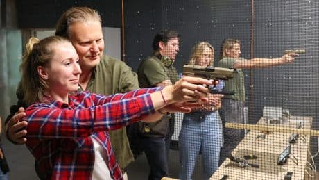 Ansturm auf die Schießkeller - Waffen-Boom unter Frauen