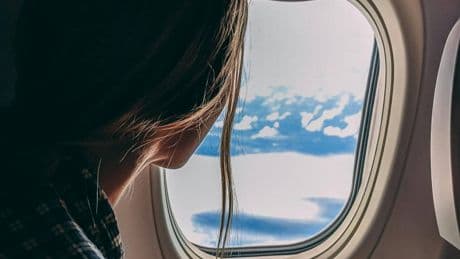 Hai bisogno di usare il bagno in aereo? Qual'è il momento migliore secondo l'esperta