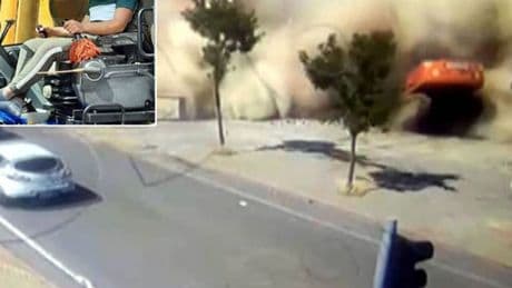 Kahreden olay kamerada! Yıktığı bina canını aldı!