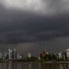 Umgestürzte Bäume, viele Unfälle: Schwere Unwetter sorgen für Chaos und Verletzte