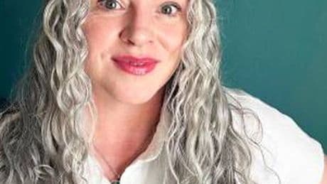 Joli Campbell, experta en canas: "La caída del cabello es un síntoma que a menudo se pasa por alto como un síntoma problemático de la menopausia"