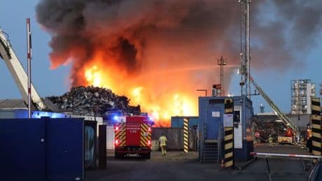 Mannheim: Großbrand auf Schrottplatz – Feuerwehr warnt vor Rauchsäule