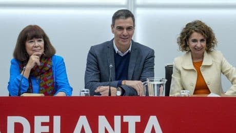Un centenar de políticos e intelectuales piden elecciones «de forma urgente» y la regeneración del PSOE