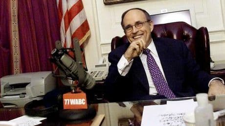 Rudolph Giuliani ferito in un incidente: è sceso dall'auto per aiutare una donna vittima di violenza, poi lo schianto