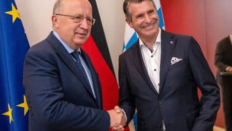 Besuch auf Malta: CSU-Minister lässt sich von Fake-Orden zum Ritter schlagen