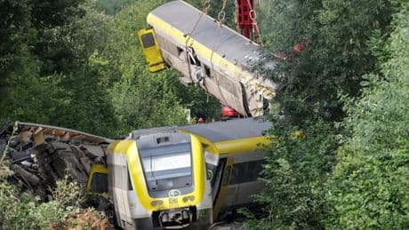 Entgleister Zug wird mit Spezialkran geborgen