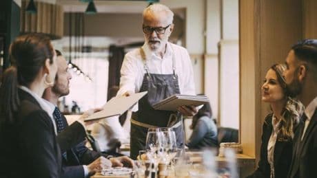 25 Tipps, um Fettnäpfchen im Restaurant zu vermeiden