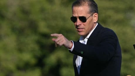 «Qu’il aille se faire foutre» : un an après le retrait de Joe Biden, son fils Hunter s'en prend à George Clooney