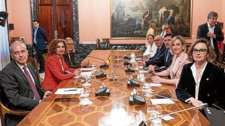 Euskadi suaviza el impuesto a la banca con medidas para Kutxabank y Laboral Kutxa