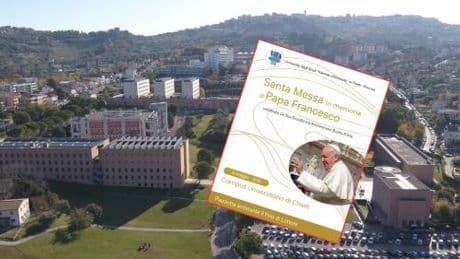 Messa in ricordo di Bergoglio all'università. I giovani del Pd s'infuriano: "Fuori la religione"