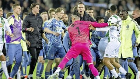 Emoties lopen hoog op na FC Groningen-Ajax: doelman Etienne Vaessen slaat op de grond liggende Ajacied