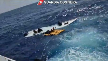 Migranti, barca si ribalta a Lampedusa: almeno 20 morti. In corso le operazioni di soccorso