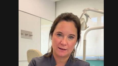 Almudena Herraiz, ortodoncista: "Los dientes amarillos no solo son por falta de higiene"