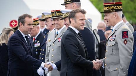 Les macronistes mettent la pression sur François Bayrou sur la hausse du budget des armées