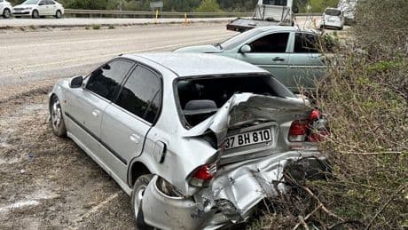Virajı alamayan otomobil park halindeki araca çarptı: 4 kişi yaralandı