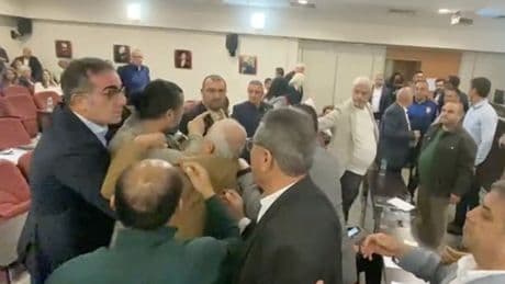 Karşıyaka meclisi karıştı! İzmir'de AKP'li meclis üyesi kürsüye yürüdü: 'Ağzını yüzünü dağıtırım!'
