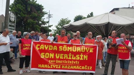 Çay üreticileri kota ve düşük alım fiyatlarını protesto etti: "25 TL olan çay özel sektörde çay 15 TL'ye kadar düşüyor"