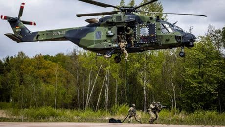 Am Tag der offenen Tür - Soldat stürzt bei Hubschrauber-Vorführung ab