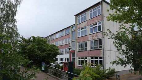 Auf Schulhof getreten und geschlagen - Schülerin (11) von Mädchen-Gang zu Boden geprügelt