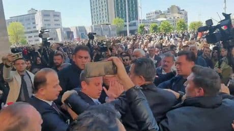 Özgür Özel'e AKM çıkışında saldırı