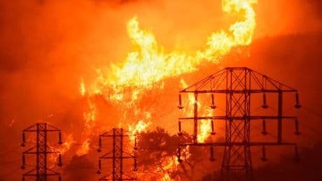 Los grandes incendios forestales aumentan los apagones eléctricos al afectar a cada vez más zonas urbanas