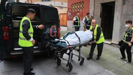 Crimen de una mujer en Gijón: los vecinos vieron al detenido apuñalar peluches desde una ventana