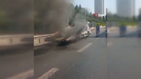 TEM Otoyolu'nda çekici yangını: Sürücüler müdahale etti