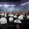 Zeker twintig zwaargewonden bij veldbestorming van feestende voetbalfans HSV